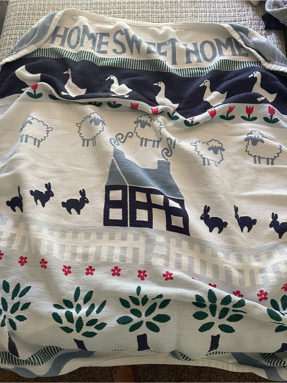 Vtg 80’s cottage core blanket - made in USA